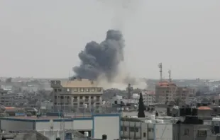 Fumaça sobe sobre edifícios após ataques aéreos de aviões de guerra israelenses na cidade de Gaza em 
10 de maio de 2023.