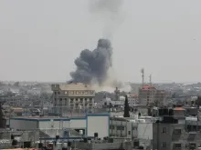 A fumaça sobe sobre os edifícios após ataques aéreos de aviões de guerra israelenses na cidade de Gaza, 10 de maio de 2023.