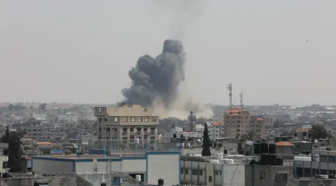 A fumaça sobe sobre os edifícios após ataques aéreos de aviões de guerra israelenses na cidade de Gaza, 10 de maio de 2023. ?? 