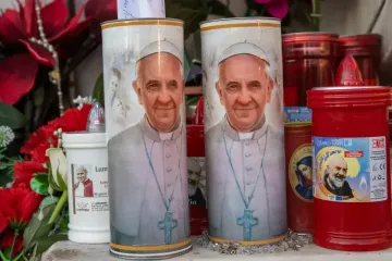 Velas com a imagem do papa Francisco