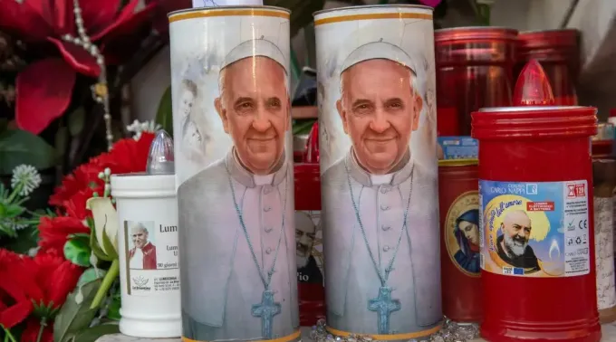 Velas com a imagem do papa Francisco