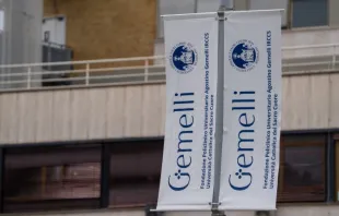 Bandeiras identificam o Hospital Policlínico Agostino Gemelli, em Roma, onde o papa está internado