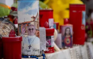 Velas diante da estátua de são João Paulo II no Hospital Agostino Policlínico Gemelli, em Roma, em 14 de março de 2025.