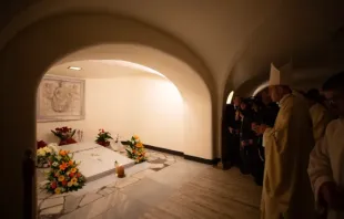 Dom Georg Gänswein reza no túmulo de Bento XVI, 31 de dezembro de 2023.