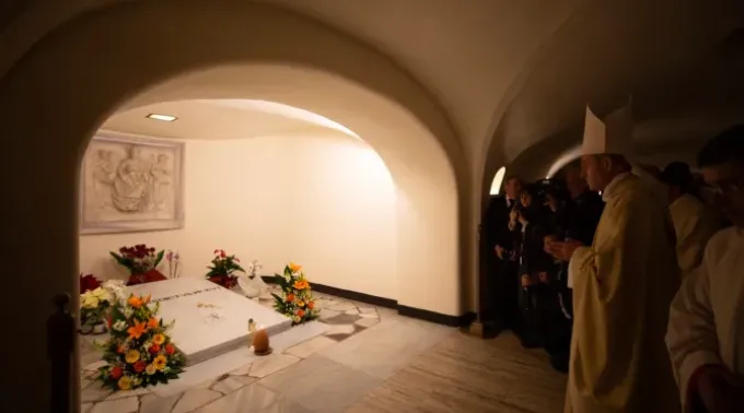 Dom Georg Gänswein reza no túmulo de Bento XVI, 31 de dezembro de 2023. ?? 
