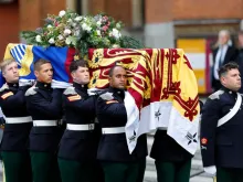 Carregadores da Royal Dragoon Guards transportam o caixão de Katharine, duquesa de Kent, coberto com a Bandeira Real, para a catedral de Westminster para uma vigília fúnebre com rito de recepção e vésperas pelos mortos antes de seu funeral em 15 de setembro de 2025, em Londres