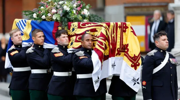 Carregadores da Royal Dragoon Guards transportam o caixão de Katharine, duquesa de Kent, coberto com a Bandeira Real, para a catedral de Westminster para uma vigília fúnebre com rito de recepção e vésperas pelos mortos antes de seu funeral em 15 de setembro de 2025, em Londres ?? 