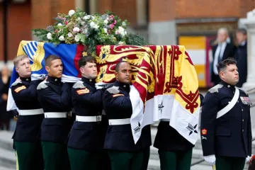 Carregadores da Royal Dragoon Guards transportam o caixão de Katharine, duquesa de Kent, coberto com a Bandeira Real, para a catedral de Westminster para uma vigília fúnebre com rito de recepção e vésperas pelos mortos antes de seu funeral em 15 de setembro de 2025, em Londres