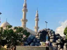 Uma réplica da Gruta de Nossa Senhora de Lourdes na Igreja Católica de Santa Maria em Oud Metha, Dubai, Emirados Árabes Unidos.