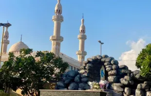 Uma réplica da Gruta de Nossa Senhora de Lourdes na Igreja Católica de Santa Maria em Oud Metha, Dubai, Emirados Árabes Unidos.