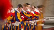 Papa Francisco dá as boas-vindas aos novos recrutas da Guarda Suíça do Vaticano