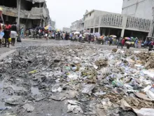 Um depósito de lixo bem no meio do Mercado de Ferro em Porto Príncipe, Haiti, em 21 de agosto de 2010.