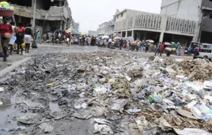Um depósito de lixo bem no meio do Mercado de Ferro em Porto Príncipe, Haiti, em 21 de agosto de 2010.
