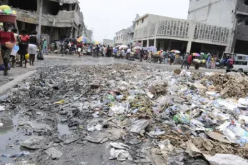 Um depósito de lixo bem no meio do Mercado de Ferro em Porto Príncipe, Haiti, em 21 de agosto de 2010.