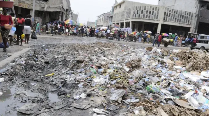 Um depósito de lixo bem no meio do Mercado de Ferro em Porto Príncipe, Haiti, em 21 de agosto de 2010. ?? 