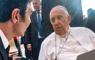O governador do Pará, Helder Barbalho, com o papa Francisco, no Vaticano