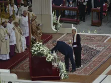 O miraculado Paulo Gontijo na missa de canonização de Elena Guerra na praça de São Pedro, Vaticano