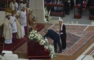 O miraculado Paulo Gontijo na missa de canonização de Elena Guerra na praça de São Pedro, Vaticano
