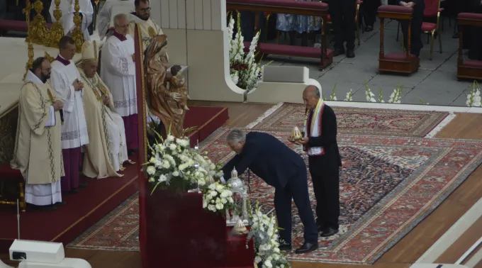O miraculado Paulo Gontijo na missa de canonização de Elena Guerra na praça de São Pedro, Vaticano.