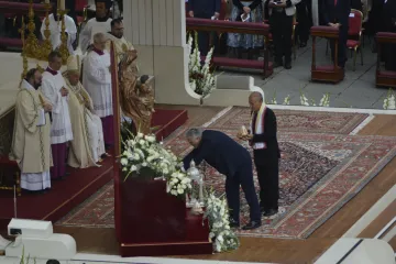 O miraculado Paulo Gontijo na missa de canonização de Elena Guerra na praça de São Pedro, Vaticano.