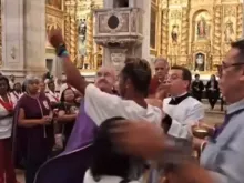 Homem quebra a Eucaristia durante missa de sétimo dia de dom Geraldo Majella, em Salvador