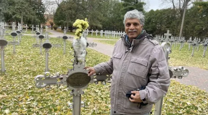 Patrick Norton perto do túmulo da irmã Annella Zervas, outubro de 2022. ?? 