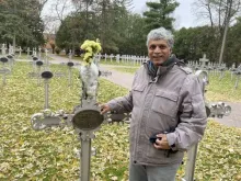 Patrick Norton perto do túmulo da irmã Annella Zervas, outubro de 2022.