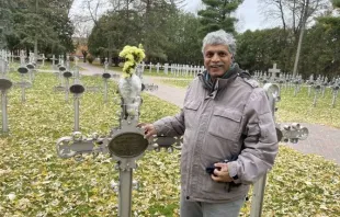 Patrick Norton perto do túmulo da irmã Annella Zervas, outubro de 2022.