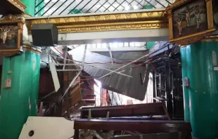 O segundo andar da Igreja São Pedro Apóstolo em São José do Monte, nas Filipinas, desaba.