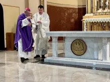 Dom Robert Brennan na cerimônia de reparação da Igreja da Anunciação da Santíssima Virgem e o monsenhor Joseph Grimaldi, vigário-geral da diocese de Brooklyn.
