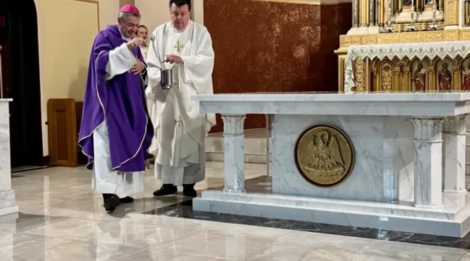Dom Robert Brennan na cerimônia de reparação da Igreja da Anunciação da Santíssima Virgem e o monsenhor Joseph Grimaldi, vigário-geral da diocese de Brooklyn. ?? 