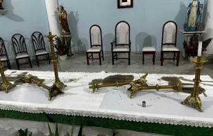 Vândalo jogou óleo no altar da igreja Nossa Senhora das Graças.