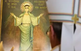 Dom Leomar Bruston abençoa e coroa o quadro de Nossa Senhora Medianeira  no santuário Basílica da Medianeira, em Santa Maria (RS)