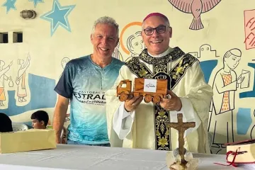 Dom Gregório ganhou um caminhãozinho de madeira
