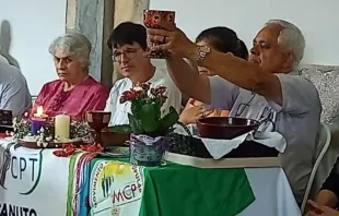 Frei José Fernandes elevando um cálice como se estivesse na hora da consagração de uma missa