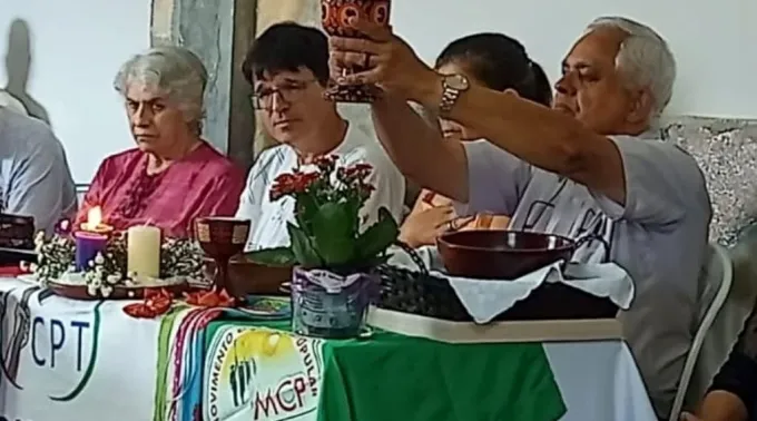 Frei José Fernandes elevando um cálice como se estivesse na hora da consagração de uma missa