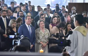 Deputado federal Luiz Gastão, presidente da Frente Parlamentar Católica e sua esposa, Eliana Bittencourt na missa de abertura dos trabalhos legislativos 2025