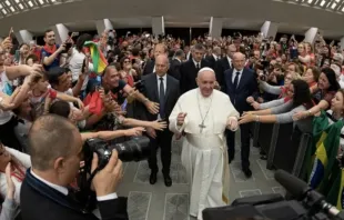 Papa Francisco com membros da Renovação Carismática em 2019.