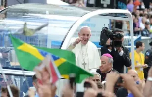 Papa Francisco saúda os jovens na JMJ Rio 2013.