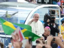 Papa Francisco saúda os jovens na JMJ Rio 2013.