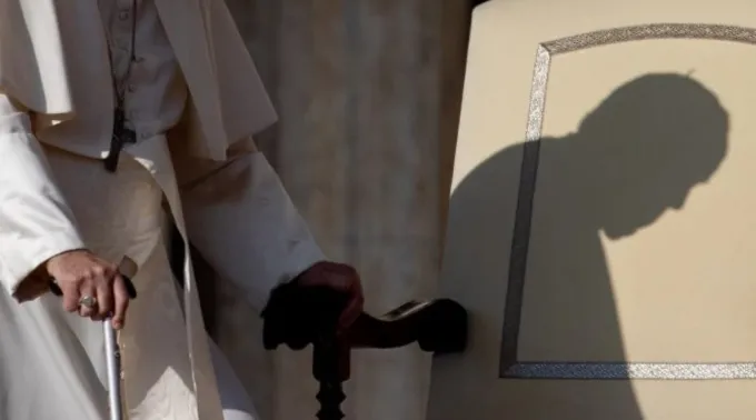 Sombra do papa Francisco é vista em audiência geral no Vaticano em 12 de outubro de 2022