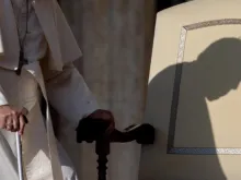 Sombra do papa Francisco é vista em audiência geral no Vaticano em 12 de outubro de 2022.
