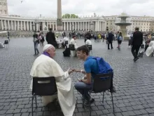 Papa Francisco ouvindo confissões de adolescentes na praça de São Pedro, no Vaticano.