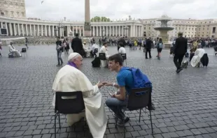 Papa Francisco ouvindo confissões de adolescentes na praça de São Pedro, no Vaticano.