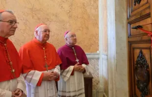O secretário de Estado da Santa Sé, cardeal Pietro Parolin; o substituto da Secretaria de Estado, dom Edgar Peña Parra; e o camerlengo, cardeal Kevin Farrell, selaram  hoje (21) o quarto do papa Francisco na Casa Santa Marta, no Vaticano.