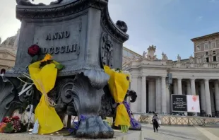 Flores depositadas em memória do papa Francisco ontem (21) na praça de São Pedro, no Vaticano.
