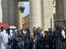 Longas filas de enlutados, muitos esperando mais de quatro horas sob o sol quente de Roma, contornaram a praça de São Pedro no primeiro dia de exibição do corpo do papa Francisco ontem (23) no Vaticano.