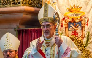 Cardeal Pizzaballa em missa pelo papa Francisco na Igreja do Santo Sepulcro em Jerusalém, na Terra Santa.