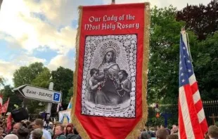 A peregrinação anual continua a ocupar um lugar especial no coração dos fiéis de todo o mundo, atraídos pela missa tradicional em latim e pelo desejo de uma fé visível, exigente e encarnada.