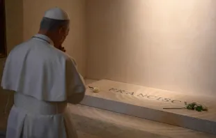 O papa Leão XIV reza diante do túmulo do papa Francisco em Santa Maria Maior, em Roma.